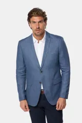 Saco azul de lino, corte clásico, con solapa de muesca, cierre de dos botones, bolsillo en el pecho y bolsillos laterales con solapa.