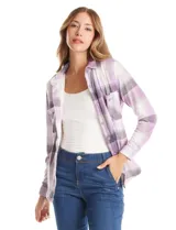 Sobrecamisa de tejido soft con interior afelpado, diseño a cuadros en tonos azules y blancos, cuello con solapa, cierre frontal con botones y bolsillos aplicados en el pecho.