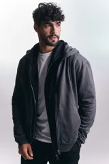 Campera deportiva de color gris oscuro con cierre frontal completo, capucha con cordones ajustables y puños acanalados.