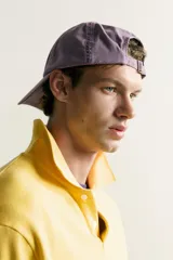 Gorra de seis paneles confeccionada en tejido de algodón con efecto suavemente lavado y visera curva, cuenta con ajuste en la parte posterior.