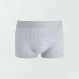 Pack de tres bóxers de algodón en color azul, gris y rojo.