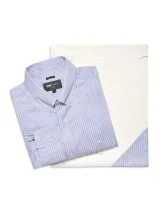 Camisa de manga larga a rayas verticales celestes y blancas, de corte regular, con cuello americano abotonado, bolsillo en el pecho con logo bordado y tecnología wrinkle-free.