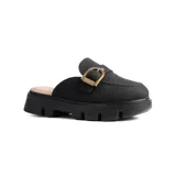 Zueco casual de estilo mule, color marrón, con capellada de cuero sintético y detalle de hebilla metálica dorada. Presenta una suela track de goma negra con plataforma dentada.