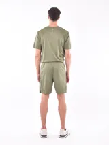 Short deportivo negro, de corte recto y largo hasta la rodilla, con cintura elástica.