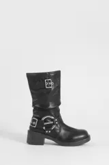Bota media de cuero vegano color negro, con taco cuadrado y puntera redondeada. Cuenta con detalles de hebillas metálicas y correas decorativas en la caña y alrededor del tobillo.