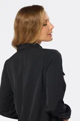 Blusa tipo camisa blanca de manga larga con botones nacarados ocultos con cartera. Tela suave y sedosa con doble capa en el frente para evitar transparencias.