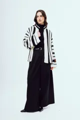 Cardigan de punto a rayas verticales blancas y negras, con mangas largas amplias y diseño abierto al frente.