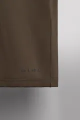 Camiseta deportiva color naranja confeccionada en tejido técnico, ligero y elástico. Tiene cuello redondo, mangas cortas y logo estampado.