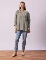 Blusa verde con rayas verticales blancas, cuello en V con botones y mangas 3/4 con puño y botón.