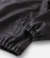 Chaqueta masculina de poliuretano color negro, con diseño de capucha, cierre frontal completo y puños elásticos. Presenta un acabado liso y estructura robusta.