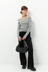 Remera color beige, strapless y de manga larga, confeccionada en algodón.