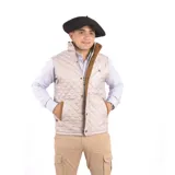 Chaleco negro capitoneado con cuello alto y cierre frontal con botones a presión.