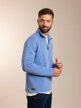 Sweater celeste de algodón y poliéster con cuello alto y cierre parcial con cremallera.