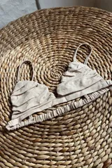 Top color beige con breteles finos y fruncido en el busto.