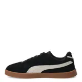 Championes urbanos Puma Club II Era Suede para mujer, confeccionados en gamuza negra con la icónica franja lateral en color blanco. Presentan un diseño de perfil bajo con suela de goma color caramelo y cierre de cordones.
