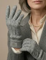 Guantes de tejido soft color negro, con diseño liso y puño elastizado.