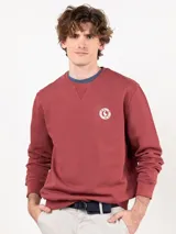 Buzo de felpa 100% algodón color bordó, de corte regular fit, con cuello redondo y manga larga. Presenta acabado lavado y logo estampado en el pecho.