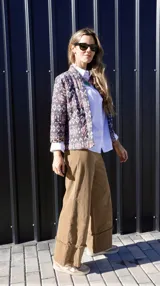 Chaqueta corta con estampado de arabescos en tonos azul, rojo y blanco. Forro interior con estampado animal print.