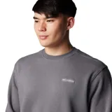 Buzo de cuello redondo para hombre, confeccionado en tejido de algodón y poliéster. Presenta un diseño minimalista en color gris jaspeado, con puños y dobladillo acanalados para un ajuste cómodo. Incluye un pequeño parche con el logo de la marca en el pecho.