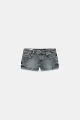 Shorts mini de denim TRF en color azul con efecto lavado, tiro medio, diseño de cinco bolsillos y detalles de tachas en forma de estrella.