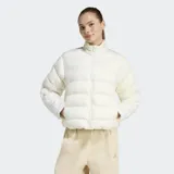 Campera puffer Adidas de corte holgado, color blanco, con cierre frontal, cuello alto y puños elásticos. Presenta el diseño icónico de las tres tiras en las mangas y tecnología Climawarm para aislamiento térmico.