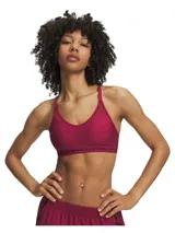 Top deportivo Under Armour Crossback Low de bajo impacto, color bordó, con tirantes ajustables, escote en V y paneles de malla transpirable. Cuenta con banda elástica inferior con el logotipo de la marca y copas extraíbles.
