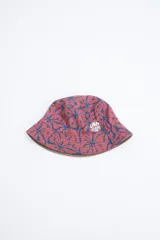 Gorro tipo bucket color ladrillo con estampado de hojas azules y logo blanco bordado.