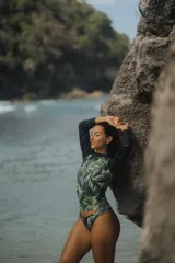 Bombacha vedetina color fucsia, de lycra, con cobertura trasera media y forro delantero y trasero.