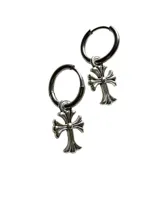Aros de argolla con dije colgante en forma de cruz de estilo gótico, fabricados en acero quirúrgico.