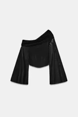 Top de escote asimétrico con detalle drapeado, confeccionado en tul negro. Presenta mangas largas acampanadas y estructura tipo corset en el torso con bajo redondeado.