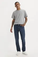 Pantalón de jean azul oscuro, corte slim fit.