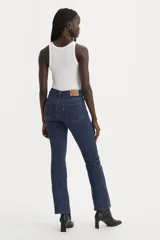 Jeans de tiro medio color azul oscuro, corte ajustado en la cadera y muslo, con pierna bootcut.