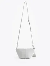 Bandolera de cuero vacuno con silueta estructurada, cierre superior y aplique metálico frontal. Incluye correa regulable y tag colgante con detalle decorativo.