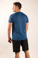 Remera deportiva negra de poliéster con tecnología dry fit y logo pequeño en el pecho.