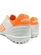 Championes Umbro modelo Touch TF para hombre, color negro, con capellada de PU texturizada y logo Umbro brillante en el lateral. Suela de caucho con tapones bajos para césped artificial o fútbol 5.