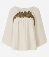 Blusa tipo bata color off-white de viscosa y poliamida, con cuello redondo, mangas cortas amplias, fruncido bajo el busto y bordado delantero contrastante.