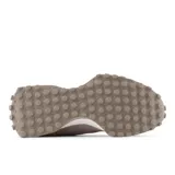 Championes New Balance modelo 327 color beige con detalles en gris y blanco. Capellada de malla con superposiciones de gamuza y logo "N" en cuero sintético. Entresuela de espuma y suela de goma con diseño texturizado.