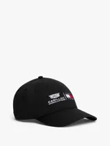 Gorra de seis paneles confeccionada en algodón, con diseño estructurado y visera curva. Presenta bordados frontales con los logos de Cadillac Formula 1 Team y Tommy Hilfiger, además de ojales de ventilación y hebilla metálica de ajuste en la parte posterior.