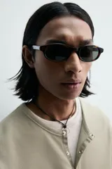 Camiseta de manga larga para hombre con corte relajado, confeccionada en tejido con estructura waffle. Presenta un cuello redondo tipo panadero con cierre frontal de botones a presión.