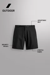 Bermuda negra de ajuste regular, confeccionada en tejido técnico compacto con elasticidad. Presenta cintura ajustable con cinturón a contraste, bolsillos frontales y un bolsillo cargo con cierre de cremallera oculta en la pernera.