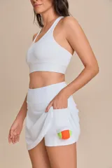 Pollera deportiva blanca con short interior incorporado.