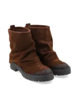 Bota de caña media en cuero gamuza color marrón, con diseño fruncido y suela track negra de caucho.