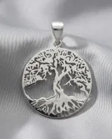 Collar de plata con dije redondo calado que representa el Árbol de la Vida, con cadena fina de eslabones.
