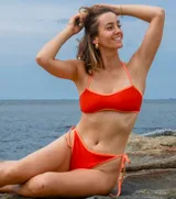 Pantie de bikini color rojo con tiras laterales ajustables.