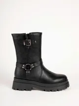 Bota alta negra de estilo rocker, con suela track gruesa, hebilla decorativa en la parte superior y tiras con tachas y argolla metálica en el tobillo.