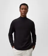 Remera térmica de manga larga color negro, con cuello alto estilo mock neck, confeccionada en tejido tecnológico de poliéster, algodón y elastano.