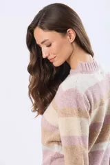 Buzo tejido de punto grueso con diseño de rayas horizontales en tonos rosado, beige y blanco. Presenta escote redondo, mangas largas y puños acanalados.