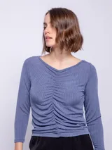 Top negro de manga larga con escote en V y frunces en el frente.