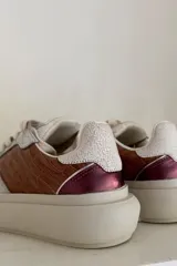 Zapatillas deportivas con plataforma, combinando texturas y colores: cuero marrón con relieve de cocodrilo, cuero plateado metalizado y detalles en color vino/bordeaux y blanco envejecido. Incluye cordones de color beige claro.