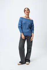 Sweater blanco de punto texturado y calado, con cuello amplio y fit relajado.